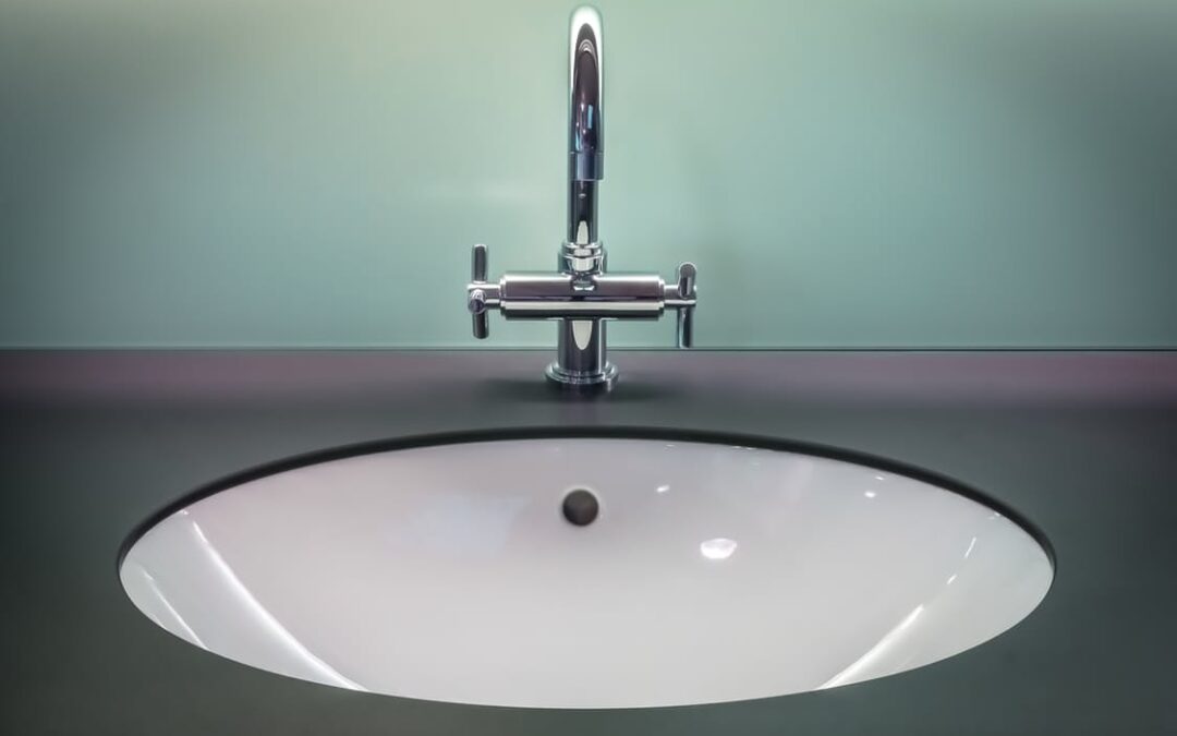 Badkamer schoonmaken: zo pak je kalk, schimmel en vieze voegen aan