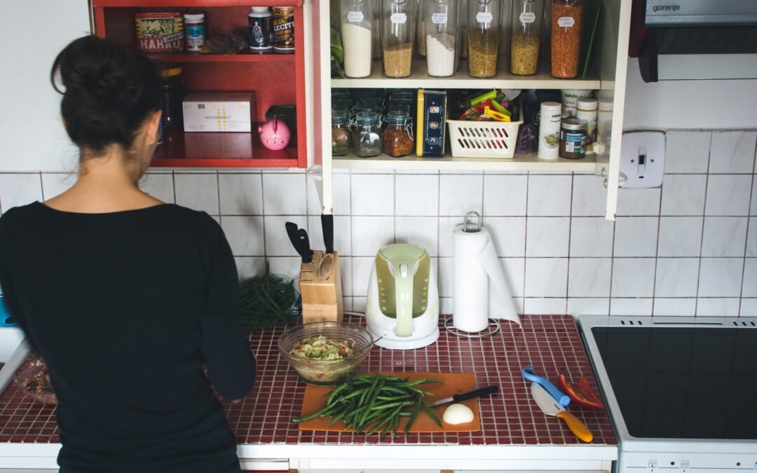 Het schoonmaken van de keuken. Resultaat: een metamorfose